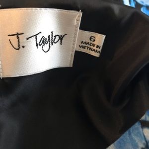 dress very nice for work or a night out!